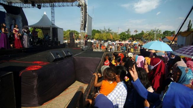 Sejumlah warga tidak mengenakan masker menyaksikan musik dangdut di Lapangan Tegal Selatan, Tegal, Jawa Tengah, Rabu (23/9/2020). [ANTARA FOTO/Oky Lukmansyah]