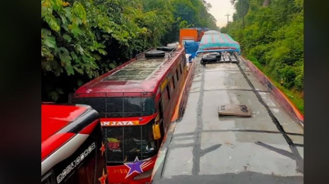 Potret kemacetan yang diambil dari atas, terlihat bus berjajar memadati jalan tersebut. (Facebook)