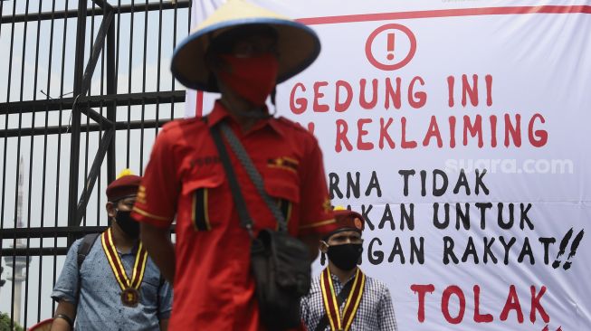 Sejumlah massa yang tergabung dalam Komite Nasional Pembaruan Agraria (KNPA) menggelar aksi Hari Tani Nasional  di depan gedung DPR RI, Jakarta, Kamis (24/9/2020). [Suara.com/Angga Budhiyanto]