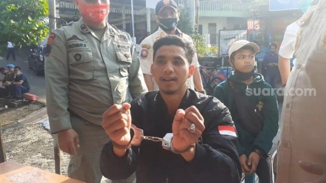 Sosok pria yang diborgol karena tak pakai masker di Bogor, Andi Albar. (Suara.com/Andi)