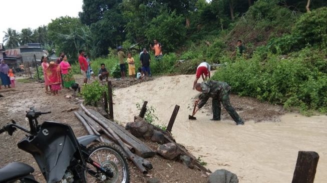 Banjir yang terjadi akibat luapan air Sungai Ogolatfa di Kabupaten Parigi Moutong [BNPB]