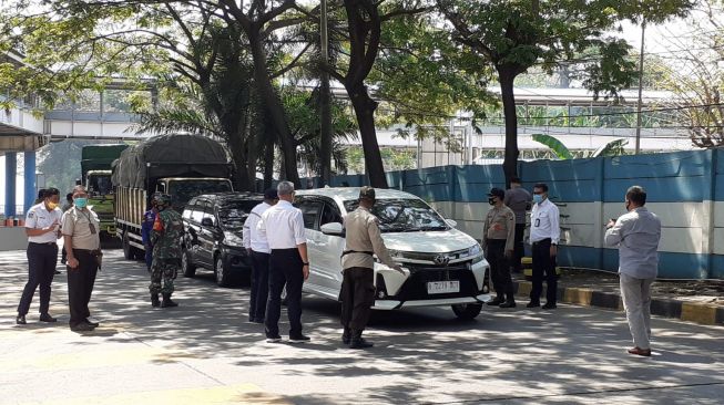 Tim Gabungan TNI-Polri Tertibkan Pelanggar Protokol di Pelabuhan Merak