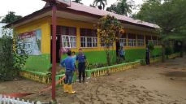 Sekolah SDN 20 Jelamu Batangkapas-Pessel Terendam Banjir