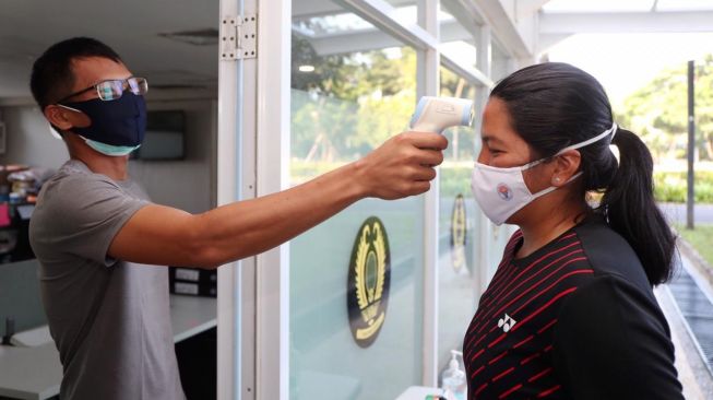 Atlet Pemusatan latihan nasional (Pelatnas) tenis Indonesia Jessy Rompies saat menjalani cek suhu tubuh setibanya di Lapangan Tenis Indoor Senayan, Jakarta. [Dok. Kemenpora]