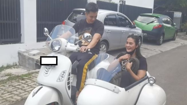 Baim Wong dan Paula naik motor Vespa (Youtube)