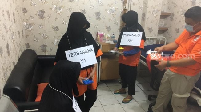 Rekonstruksi kasus aborsi ilegal 32 ribu janin di sebuah klinik rumahan di Jalan Percetakan Negara III, Jakarta Pusat, Jumat (25/9/2020) [Suara.com/Yasir]