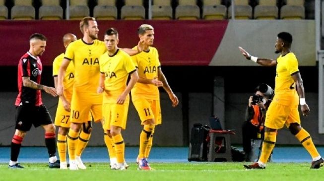 Para pemain Tottenham Hotspur merayakan gol Harry Kane (kedua kiri) saat menghadapi Shkendija di kualifikasi Liga Europa. Robert ATANASOVSKI / AFP