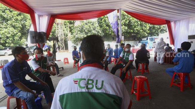 Pengemudi dan kernet bus menunggu giliran untuk melakukan rapid test massal di Pool Bus Doa Ibu, Ciracas, Jakarta, Jumat (25/9/2020). [Suara.com/Angga Budhiyanto]