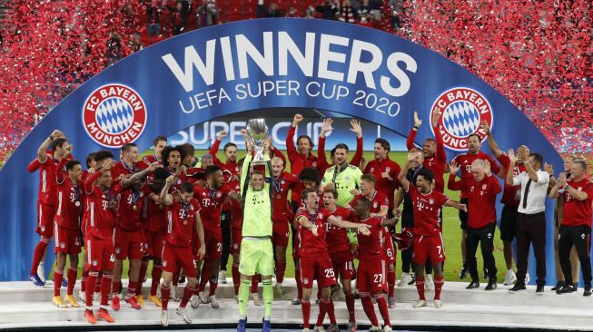 Para pemain Bayern Muenchen mengangkat trofi setelah pertandingan sepak bola Piala Super UEFA antara FC Bayern Muenchen dengan Sevilla di Puskas Arena, Hongaria, Jumat (25/9) dini hari WIB. [Laszlo Szirtesi / POOL / AFP]