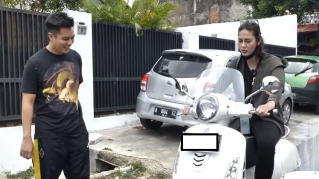 Paula merasa kesusahan saat hendak mengendarai Vespa (Youtube)