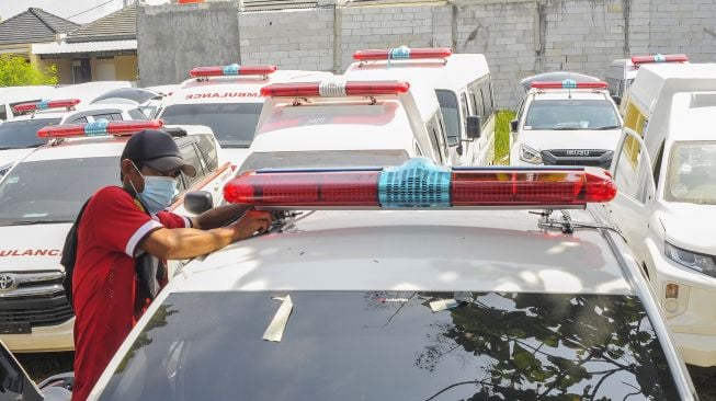 Pekerja menyelesaikan pemasangan lampu sirene mobil ambulans di Babelan, Kabupaten Bekasi, Jawa Barat, Jum'at (25/9/2020). [ANTARA FOTO/ Fakhri Hermansyah]