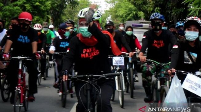 Gubernur Jatim Khofifah Indar Parawansa (tengah) bersepeda bersama sejumlah kepala OPD dan Forkopimda di Kabupaten Bojonegoro beberapa waktu lalu[ANTARA/Fiqih Arfani]. 