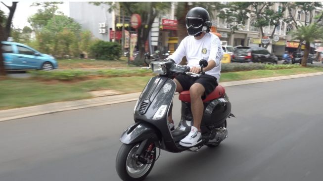 Gading Marten saat mengendarai Vespa hasil modifikasi VIP Scooter (ISTIMEWA)