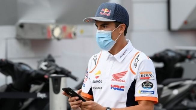 Rider Tim Repsol Honda Marc Marquez berjalan di sirkuit Catalunya menjelang MotoGP Catalunya, Barcelona. LLUIS GENE / AFP