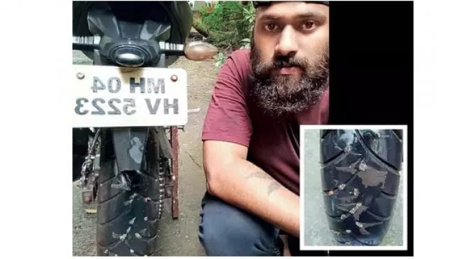 Pemotorkena apes saat menambal ban motornya (Indiatimes)