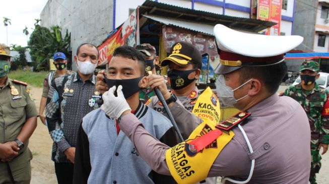 Gelar Operasi Yustisi, Polres Sergai Tegur Warga yang Tak Pakai Masker