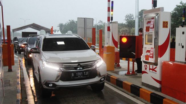 Sejumlah mobil memasuki pintu Tol Dumai di Dumai, Riau, Jumat (25/9/2020).  [ANTARA FOTO/Aswaddy Hamid]