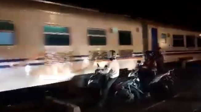 Video Viral Pemotor Menunggu Kereta Api Lewat Bikin Deg-degan