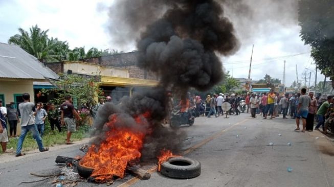 Pelaku Pungli Diduga Tewas di Tangan Polisi, Warga di Sumut Blokir Jalan