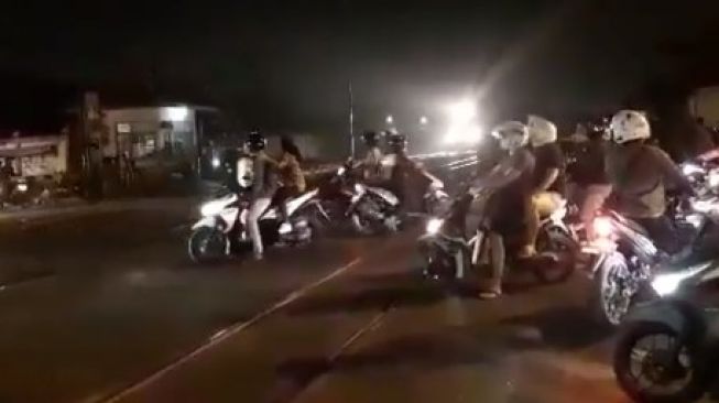 Video Viral Pemotor Menunggu Kereta  Api  Lewat Bikin Deg degan