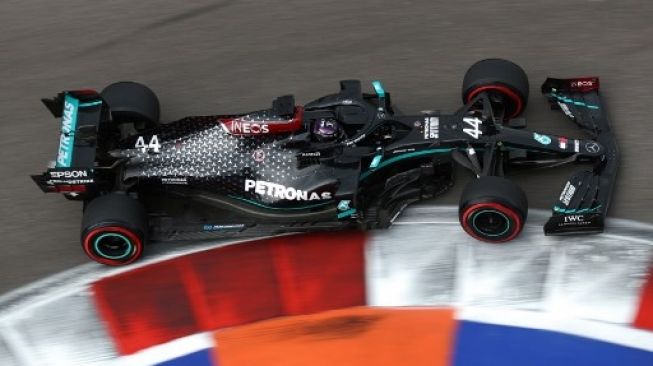 Pebalap Mercedes Lewis Hamilton melaju saat sesi kualifikasi F1 GP Rusia di Sochi Autodrom Circuit.Bryn Lennon / POOL / AFP