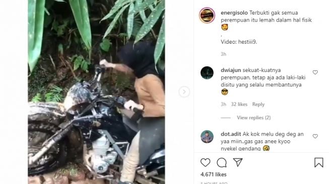 Video gadis berjilbab kendarai motor trail di jalan berlumpur. - (Instagram/@energisolo)