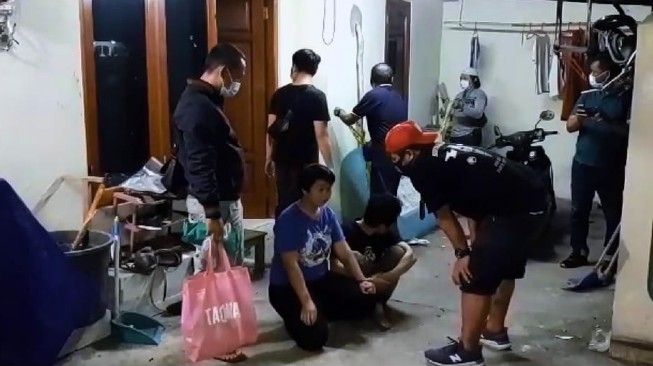 Jajaran Polsek Kelapa Dua tengah melakukan rekonstruksi penggerebekan sebuah rumah yang memproduksi pil ekstasi di Kecamatan Cipondoh, Kota Tangerang, Jumat, (25/9/2020). [Ist]