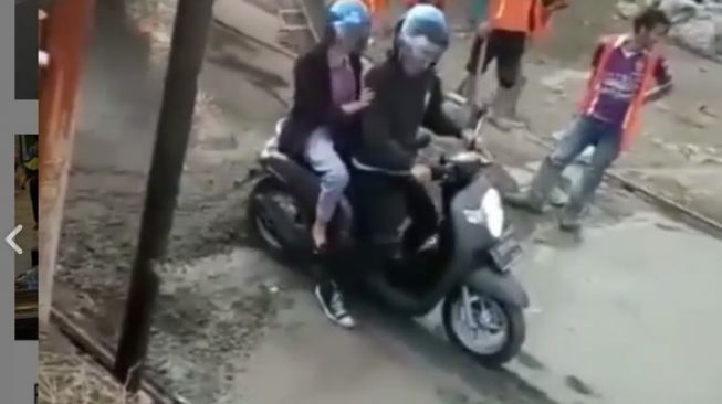 Viral Pemotor Nekat Terobos Jalan Cor Beton Basah, Bikin Publik Meradang