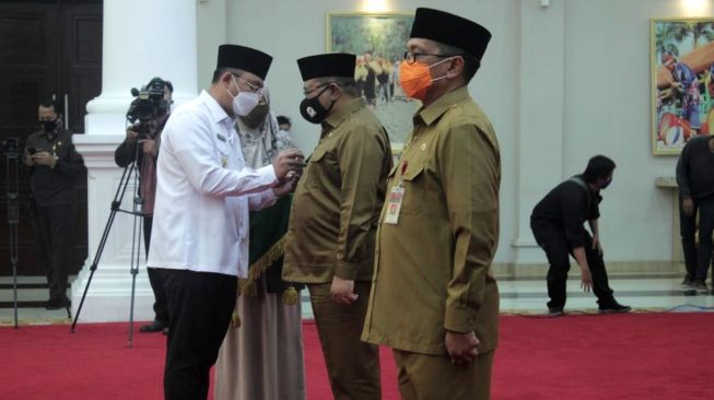 Wakil Gubernur Banten Andhika Hazrumy resmi melantik dua pejabat eselon II di lingkungan Pemprov Banten menjadi Pjs Bupati Pandeglang dan Serang, Sabtu (26/9/2020). [Ist]