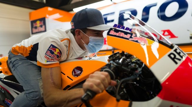 Marc Marquez teciduk sedang berada di paddock tim Repsol Honda (Twitter)