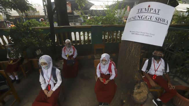 Sejumlah siswa menunggu di tempat menunggu siswa sebelum memasuki ruang kelas di SDN Pekayon Jaya VI, Kota Bekasi, Jawa Barat, Selasa (4/8/2020). [Suara.com/Angga Budhiyanto]