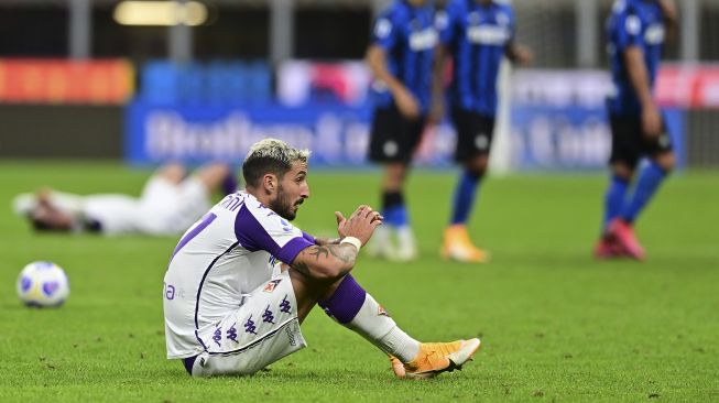 Reaksi gelandang Fiorentina Gaetano Castrovilli di akhir pertandingan sepak bola Serie A Italia Inter melawan Fiorentina di stadion Giuseppe-Meazza, Milan pada (26/9/2020). [Miguel MEDINA / AFP]