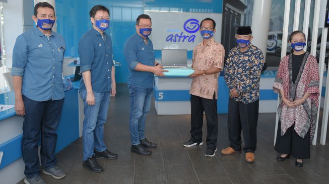 Chief Marketing Officer – Retail Business Asuransi Astra, Gunawan Salim (ketiga kiri) bersama CEO Asuransi Astra, Rudy Chen (kedua kiri) dan SVP Corporate Secretary Asuransi Astra, Eddy Ismanto (kiri) menyerahkan donasi sembilan unit laptop secara simbolis kepada Wakil Kepala SLB B Sana Dharma, Sukarlan (ketiga kanan) didampingi Ketua dan Bendahara Yayasan Sana Dharma, Drs. Anang Suparman (kedua kanan) dan Farlia Damayanti (kanan) [Dok Asuransi Astra].