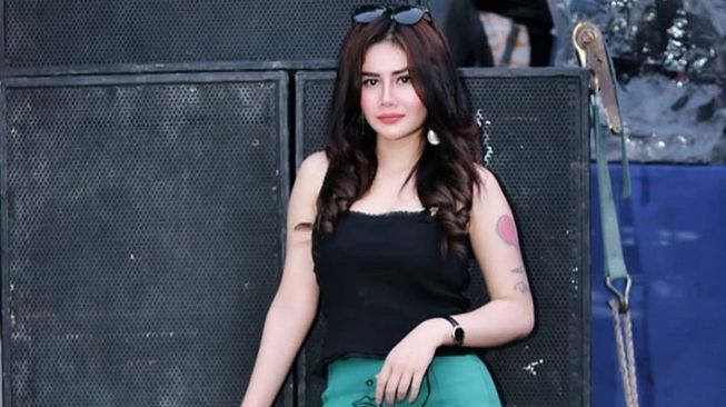 Feby Pratiwi Tampil Seksi di Video Klip Terlanjur