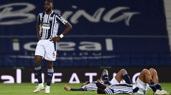 Bek West Bromwich Albion Semi Ajayi (Kiri) dan rekan satu timnya bereaksi pada peluit akhir dalam pertandingan sepak bola Liga Utama Inggris antara West Bromwich Albion dan Chelsea di stadion The Hawthorns di West Bromwich, Inggris pada (26/9/2020). [Laurence Griffiths / POOL / AFP]