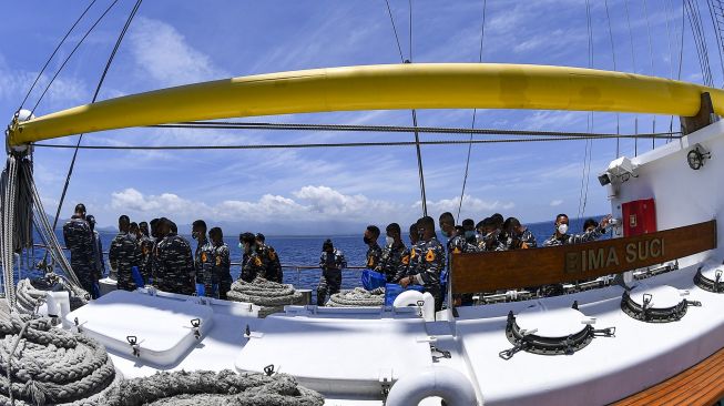 Prajurit KRI Bima Suci memberikan penjelasan fungsi alat-alat yang ada di KRI Bima Suci kepada Taruna dan Taruni AAL tingkat III angkatan ke-67 saat melintas di Selat Bali, Minggu (27/9/2020). [ANTARA FOTO/M Risyal Hidayat]