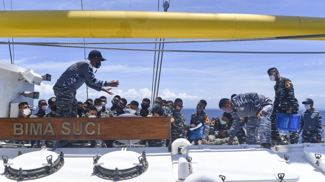 Prajurit KRI Bima Suci memberikan penjelasan fungsi alat-alat yang ada di KRI Bima Suci kepada Taruna dan Taruni AAL tingkat III angkatan ke-67 saat melintas di Selat Bali, Minggu (27/9/2020). [ANTARA FOTO/M Risyal Hidayat]