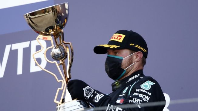 Pebalap Mercedes, Valtteri Bottas menjuarai F1 GP Rusia 2020 di Sochi, Minggu (27/9/2020) malam WIB. [MAXIM SHEMETOV / POOL / AFP]