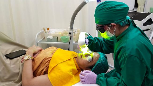 Juliana Moechtar saat melakukan treatment Laser Giallo Advance. [dokumentasi pribadi]