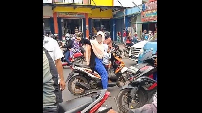 Viral emak-emak pengendara Honda Beat melawan arah. (Facebook)