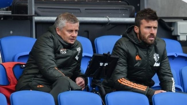 Manajer Manchester United Ole Gunnar Solskjaer (kiri) duduk menyaksikan skuatnya menghadapi Brighton and Hove Albion dalam lanjutan Liga Inggris di American Express Community Stadium. Glyn KIRK / POOL / AFP