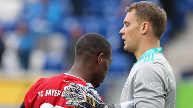 Ekspresi bek Bayern Munich, David Alaba dan kiper Manuer Neuer usai laga Bundesliga 2020/2021 kontra Hoffenheim di PreZero Arena, Sinsheim, Jerman, Minggu (27/9/2020) malam WIB. [Daniel ROLAND / AFP]