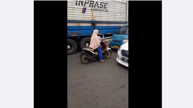 Viral! Aksi Ibu-ibu Bawa Motor Lawan Arah, Diingatkan Malah Marah