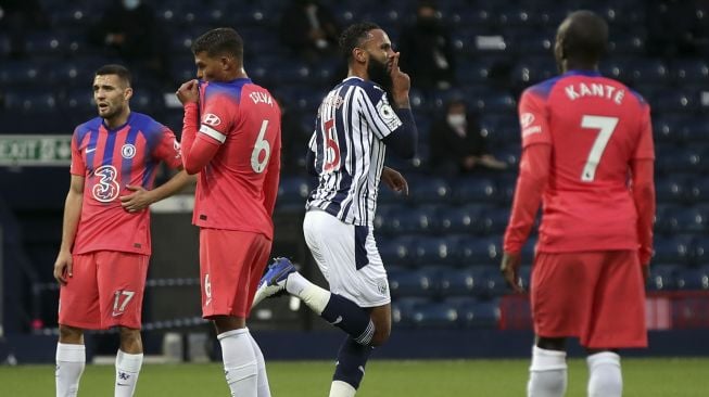 Bek West Bromwich Albion Kyle Bartley (tengah) merayakan gol ketiga mereka selama pertandingan sepak bola Liga Premier Inggris antara West Bromwich Albion dan Chelsea di stadion The Hawthorns di West Bromwich, Inggris pada (26/9/2020). [Nick Potts / POOL / AFP]