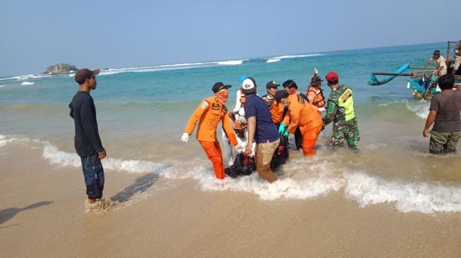 Empat Wisatawan asal Mampang Selatan Digulung Ombak Pantai Ciantir Bayah