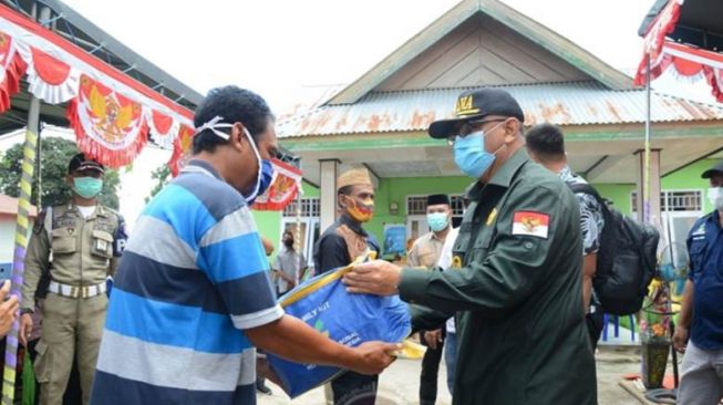 Gubernur Gorontalo Salurkan Bantuan Korban Kebakaran di Boalemo
