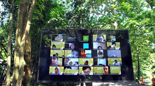 Sejumlah siswa SD Al-Azhar Kelapa Gading, Jakarta tampil di layar monitor saat wisata virtual study tour di Kebun Raya Bogor, Jawa Barat, Senin (28/9/2020). [ANTARA FOTO/Arif Firmansyah]