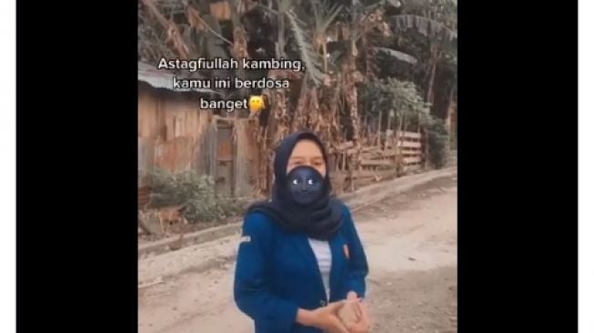 Lagi Bikin Video, Mahasiswi Ini Emosi Ada Kambing Hitam Lewat dan Berisik