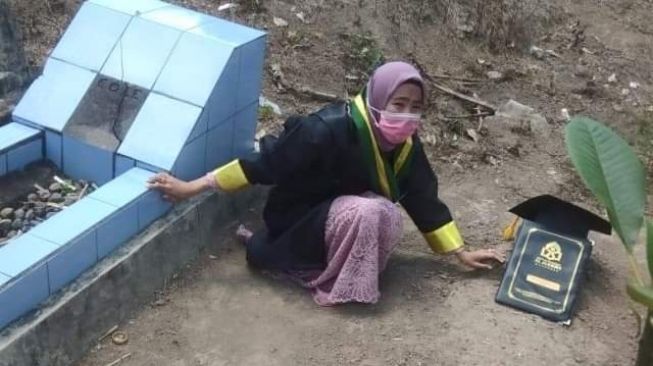 Tolak Tawaran Menikah, Ini Kisah Haru Anak Yatim Piatu Berhasil Sarjana