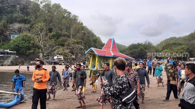 Pandemi Covid-19, Masyarakat Pantai Baron Tetap Larung Kepala Kambing Hitam